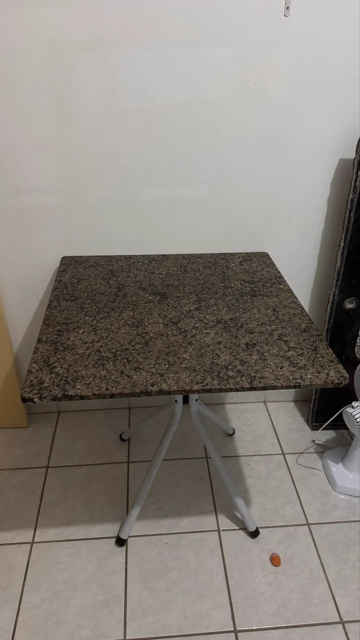 Mesa com tampo de pedra mármore 