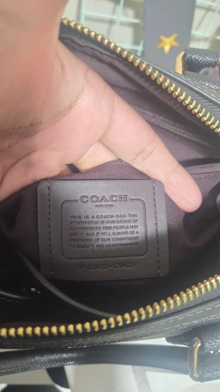 Bolsa Coach Preta com ferragens douradas - Foto 3
