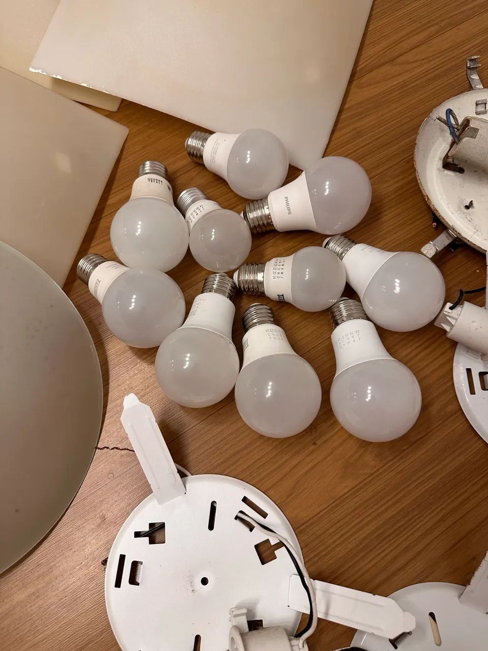 Lote de plafons/luminárias de teto com cúpulas e lâmpadas - Foto 2