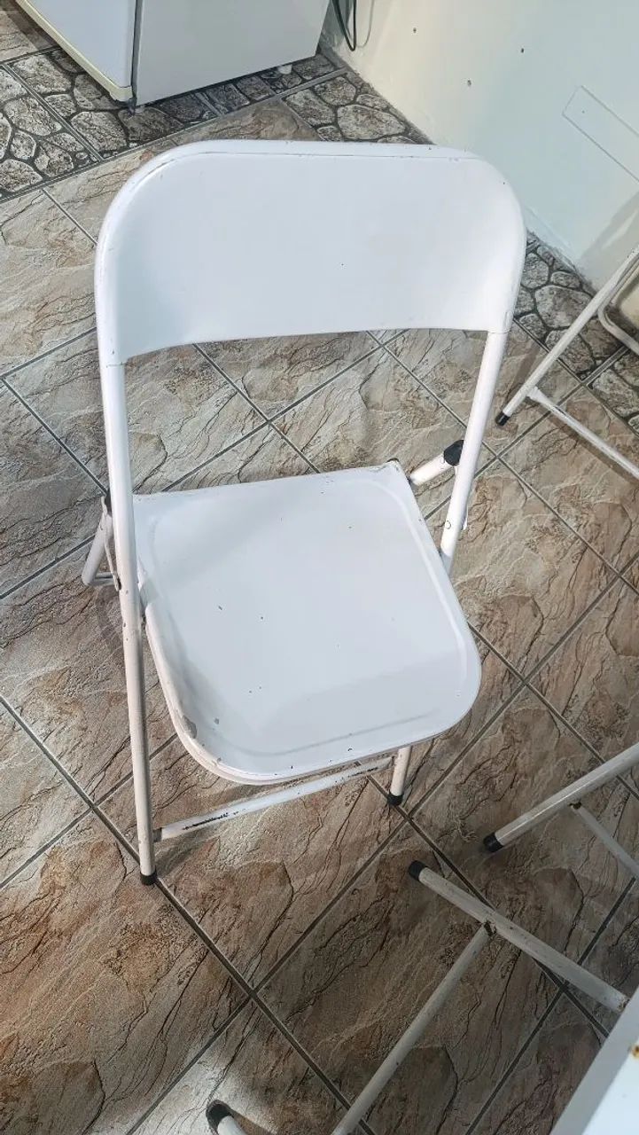 Vendo mesa com cadeiras  - Foto 4
