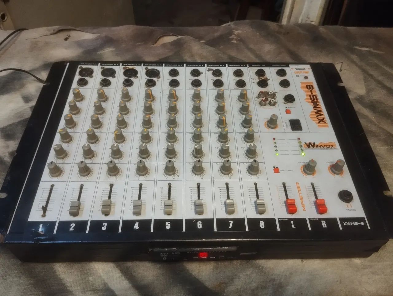 Mixer de som 8 canais e com bluetooth rádio FM e pendrive 