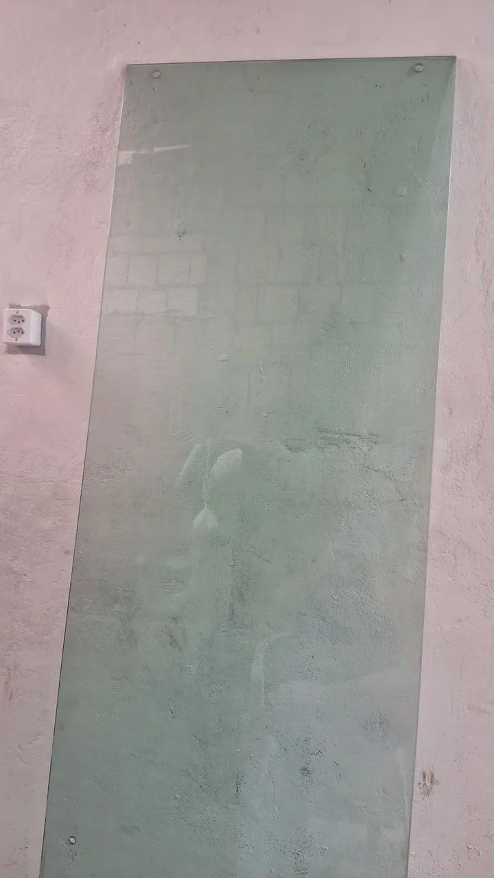 Vende-se uma porta de vidro de correr.