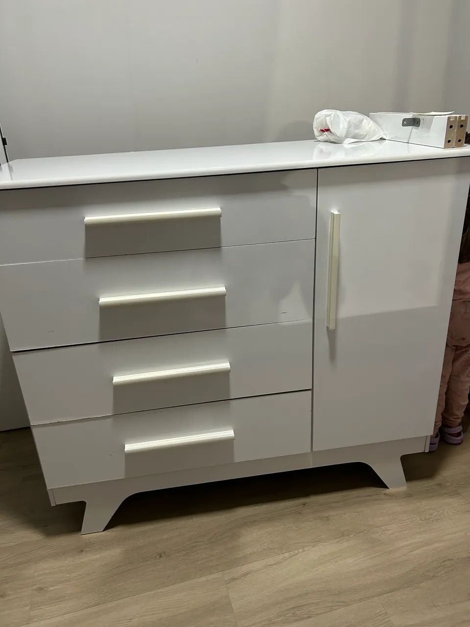 CÔMODA BRANCA COM 4 gavetas e porta