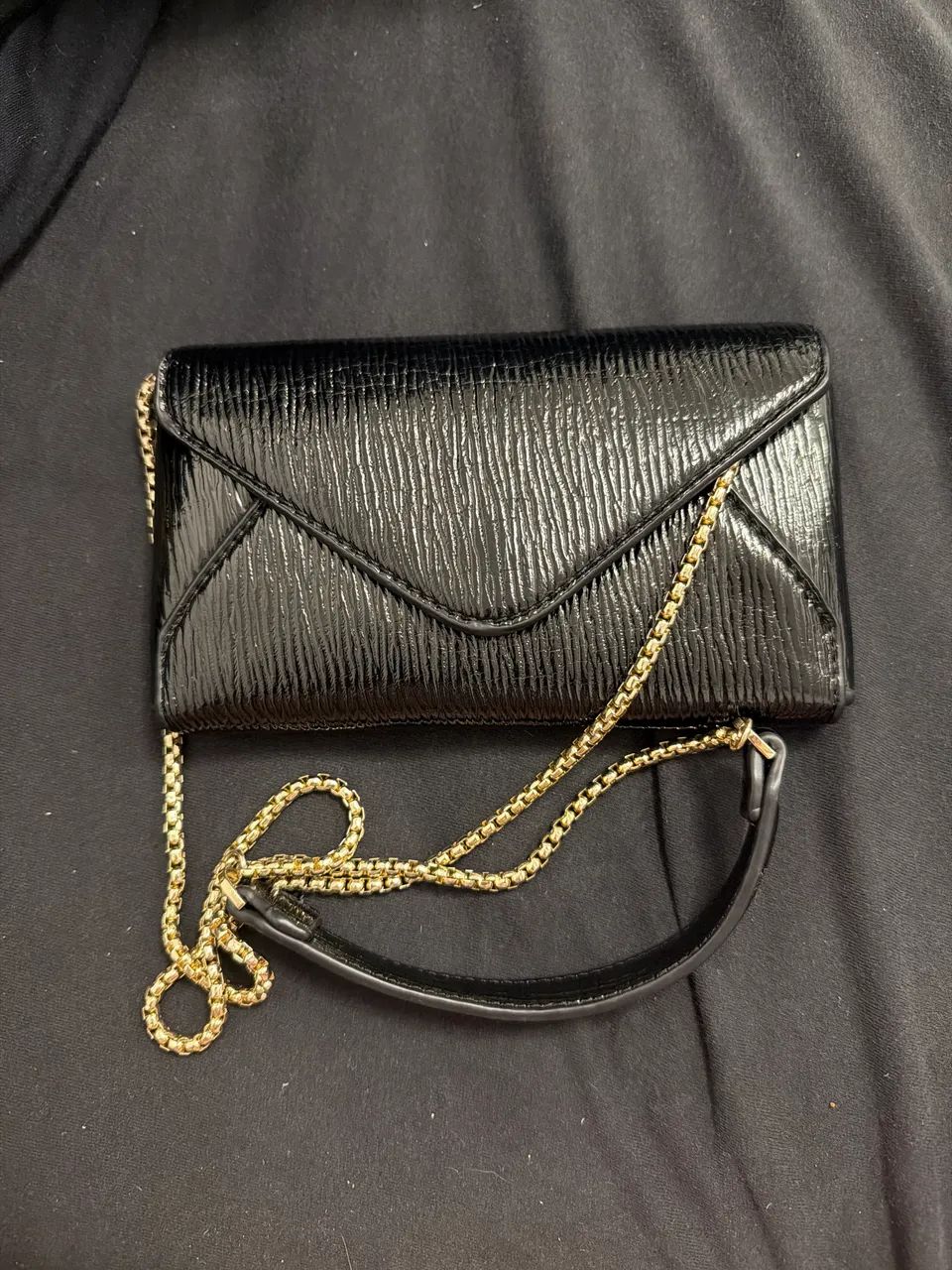 bolsa zara preta com alça dourada 