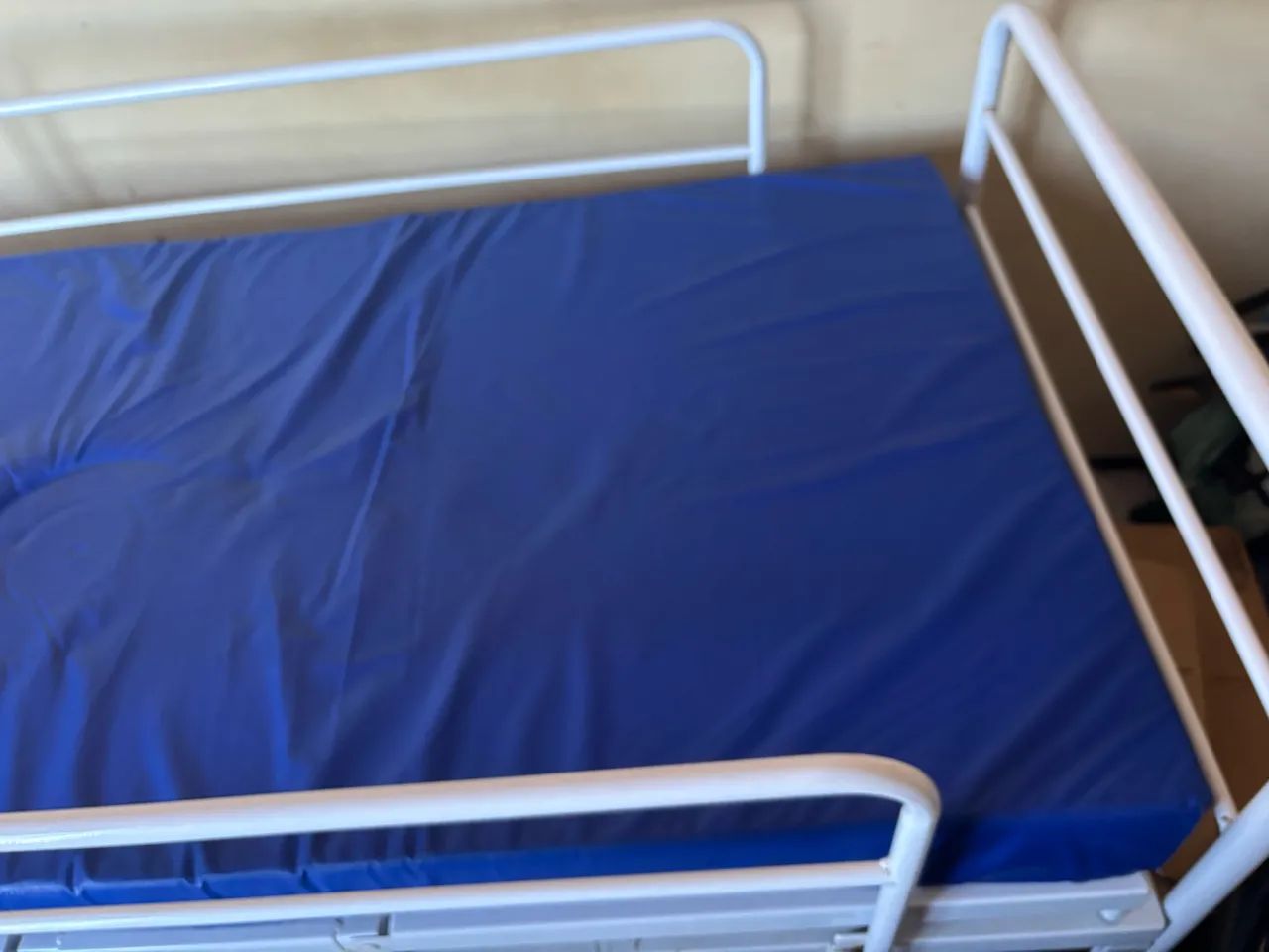 Vendo cama hospitalar semi nova. Valor 1.750 - Foto 3