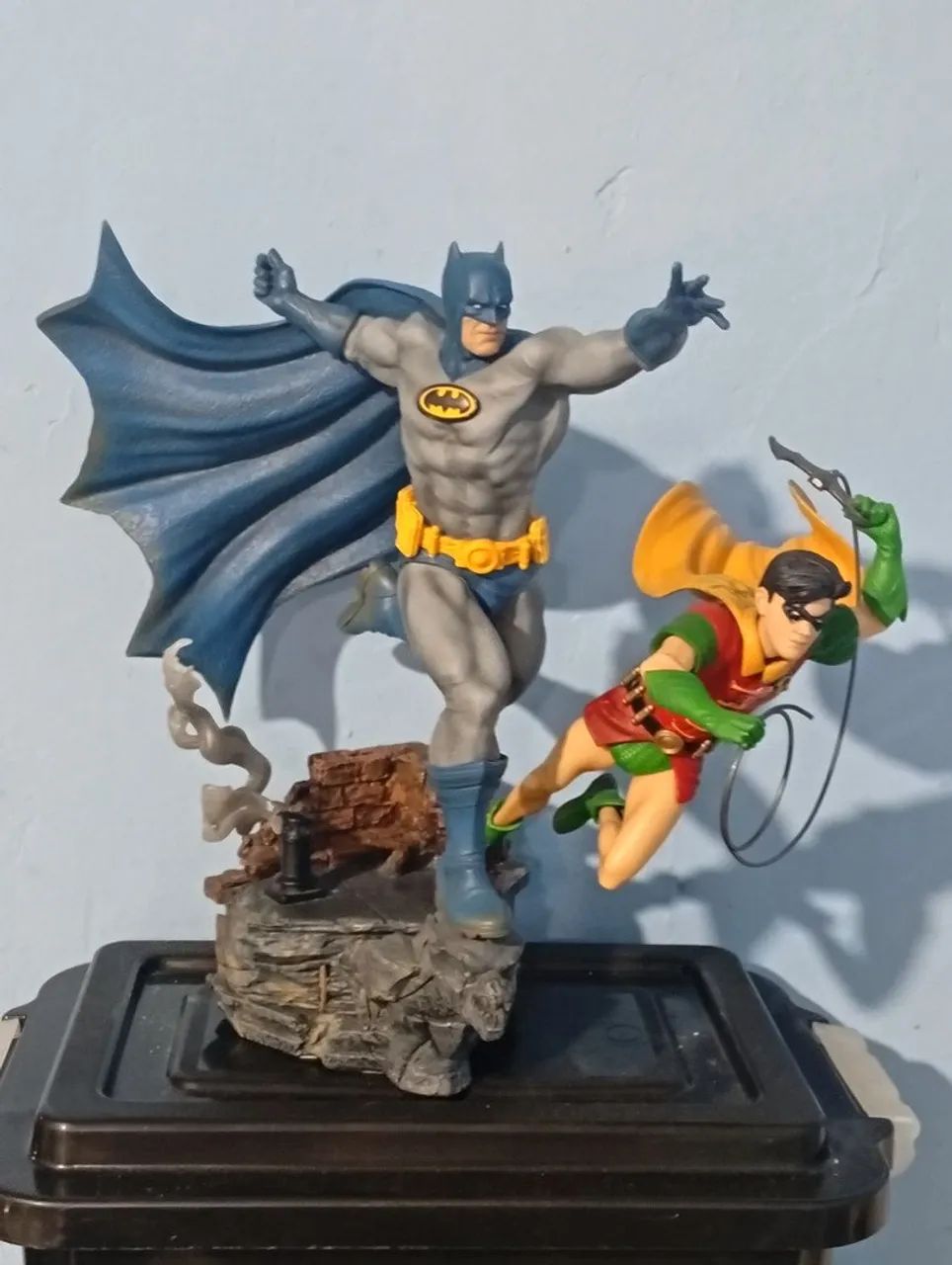 Action Figure Batman E Robin Deluxe Iron Studios By Ivan Reis 1/10 (Usado) - Foto 2