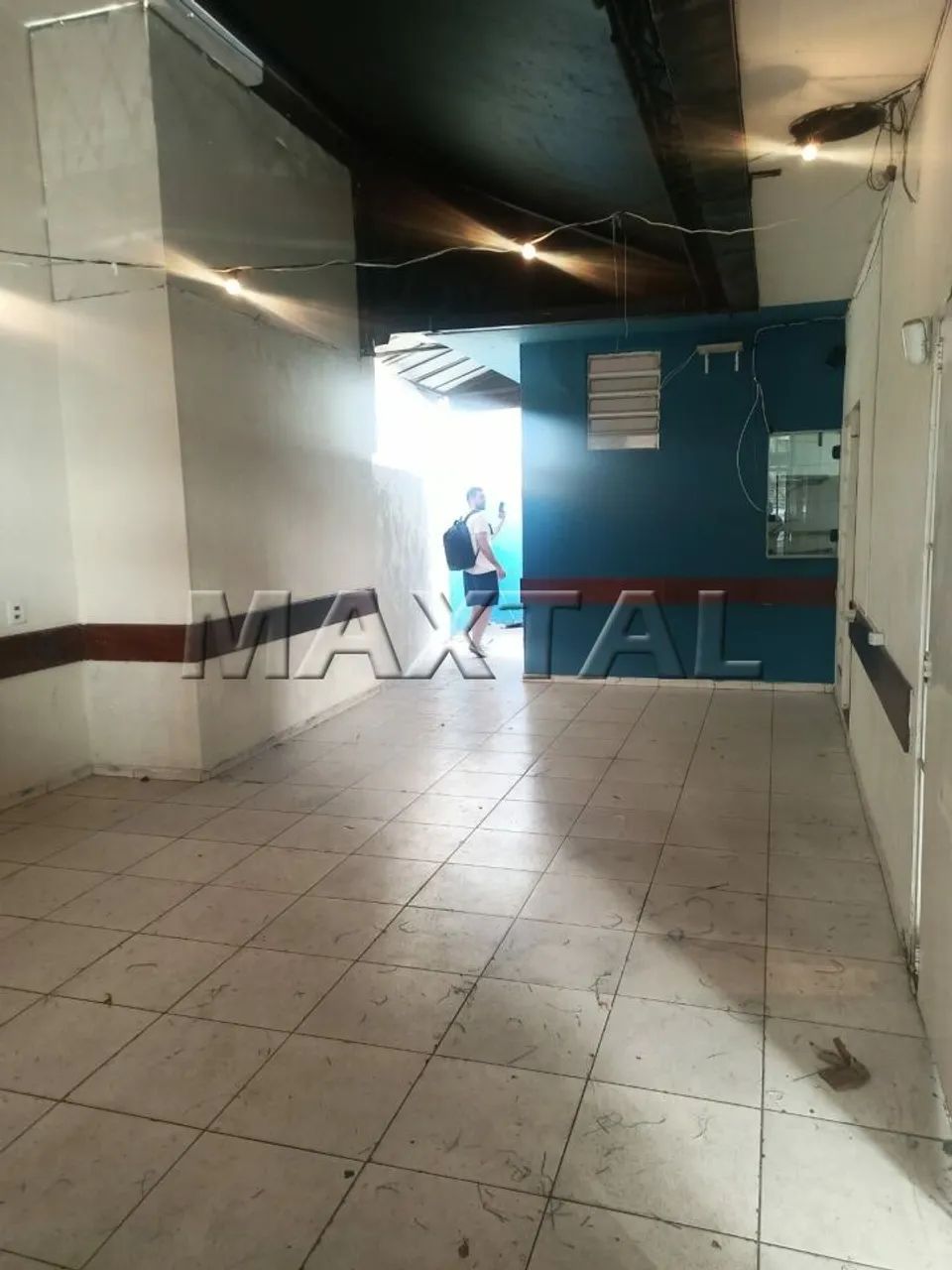 Loja com 100m² de área construída, salão amplo, copa, cozinha e 2 banheiros.