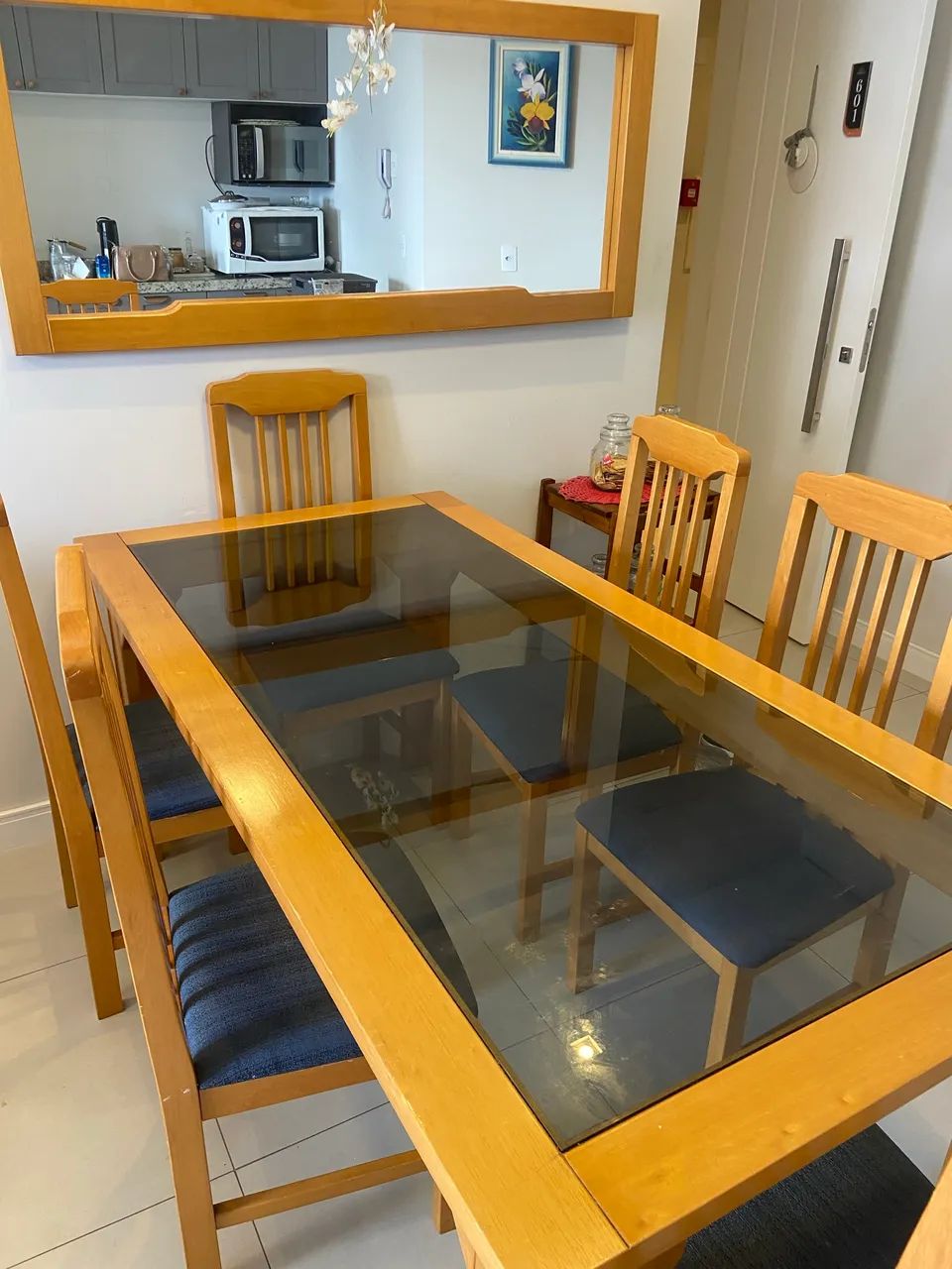 mesa de madeira com 6 cadeiras e espelho. - Foto 3