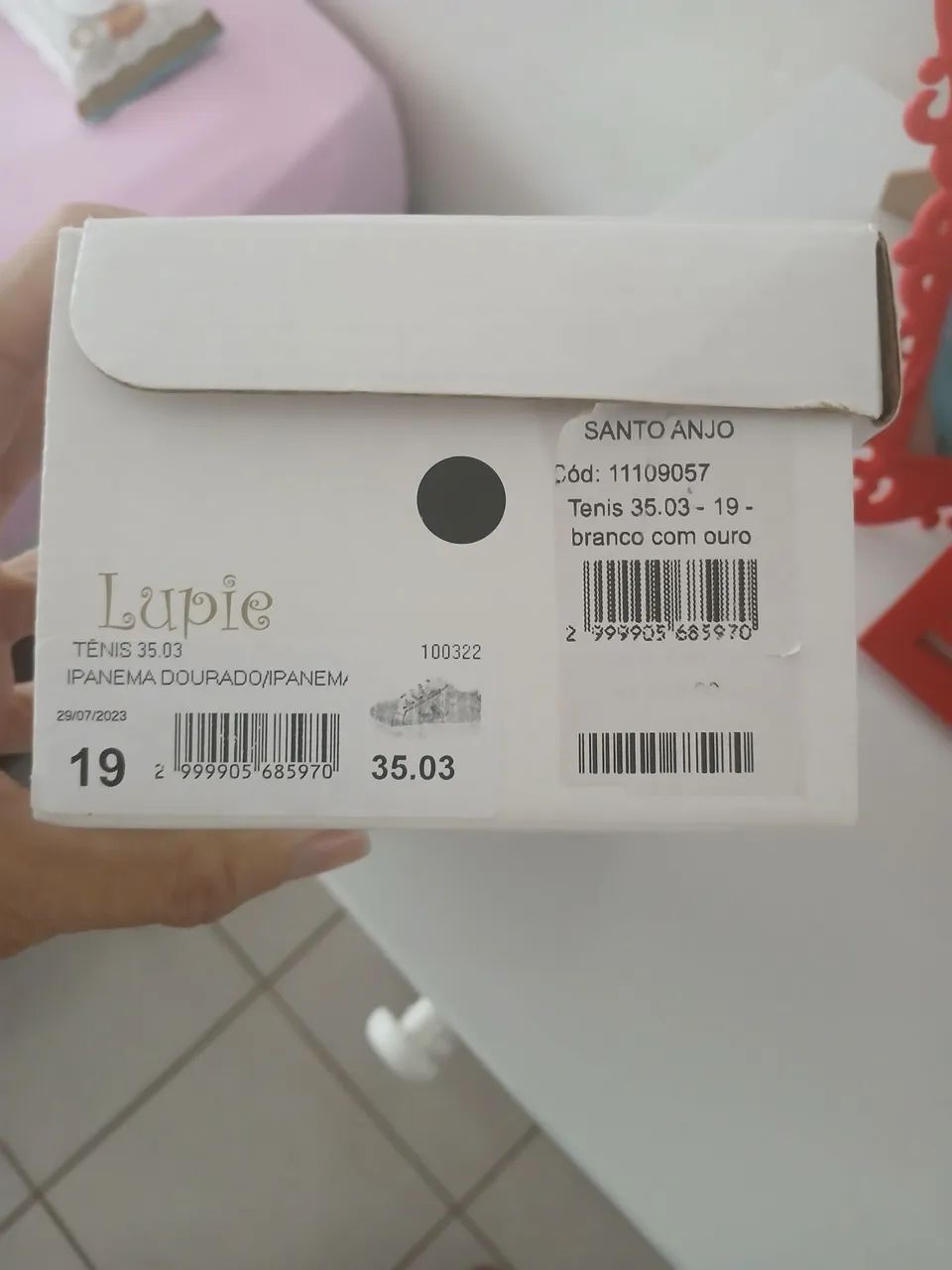 Tênis  dourado  - Foto 4
