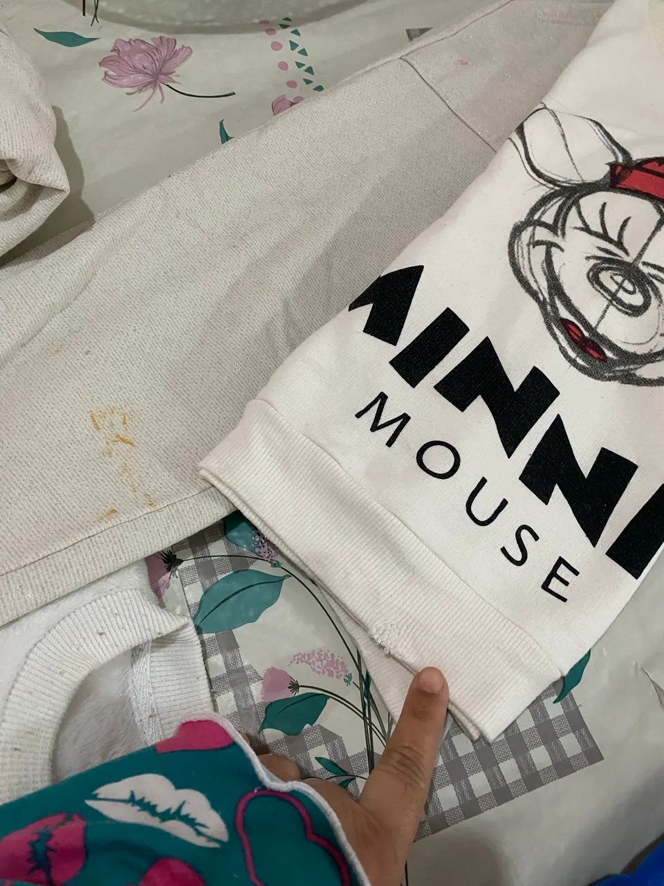 10 blusas  e calça e duas saias fantasias valor 100$ - Foto 4