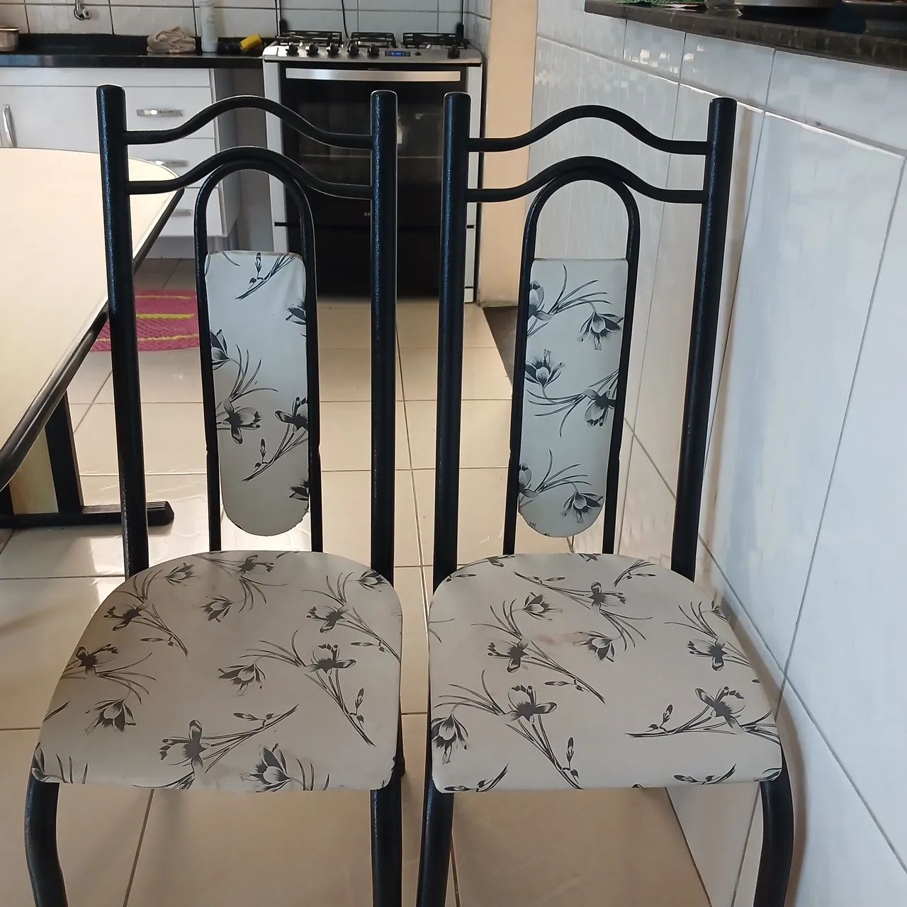 Vendo mesa com 4 cadeiras 