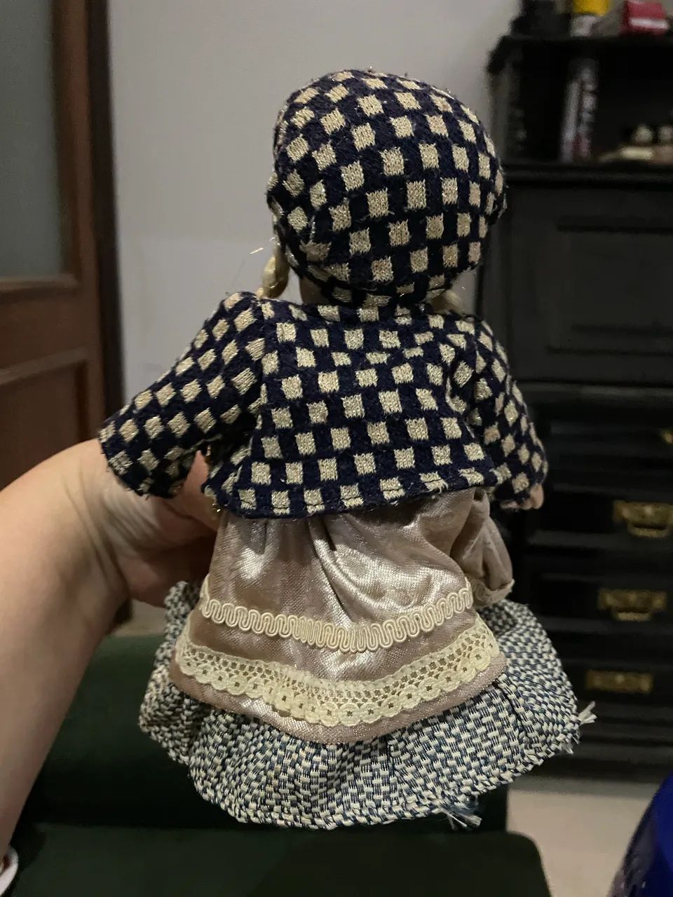 Boneca de porcelana- 25cm fica sentada - Foto 2