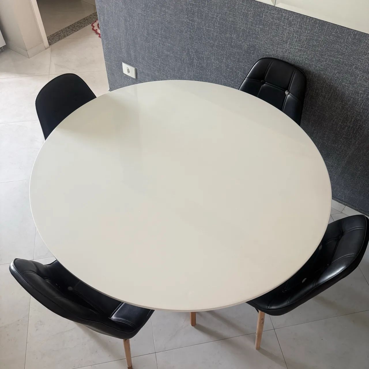 Mesa com 4 cadeiras inclusas  - Foto 3