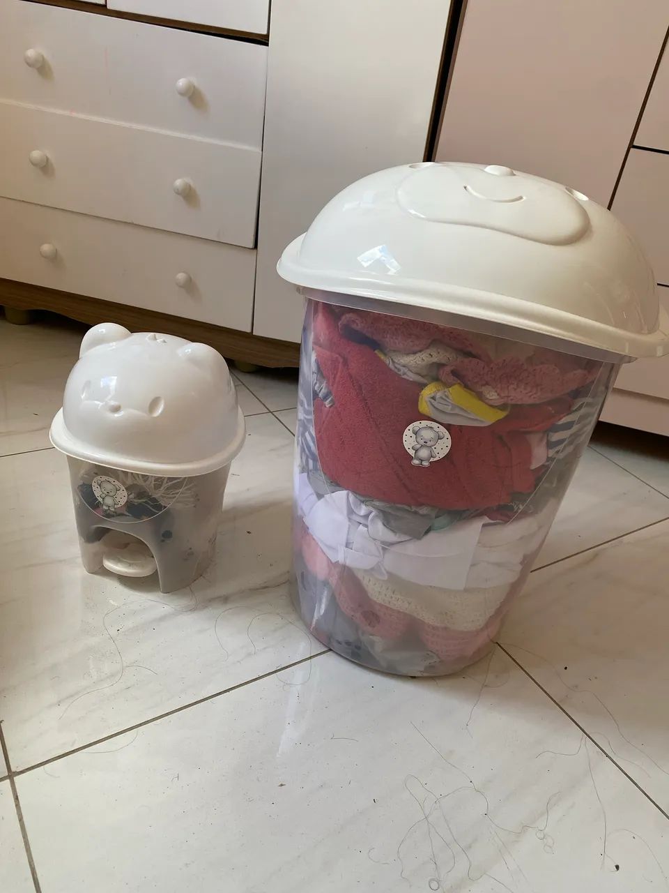 Conjunto lixeira e cesto de roupa quarto bebê 