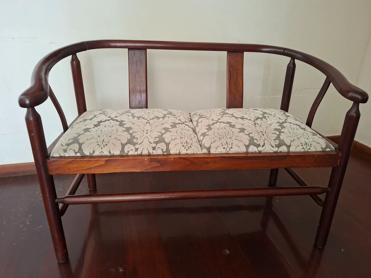 VENDER RÁPIDO Banco de Madeira com lindo estofado!