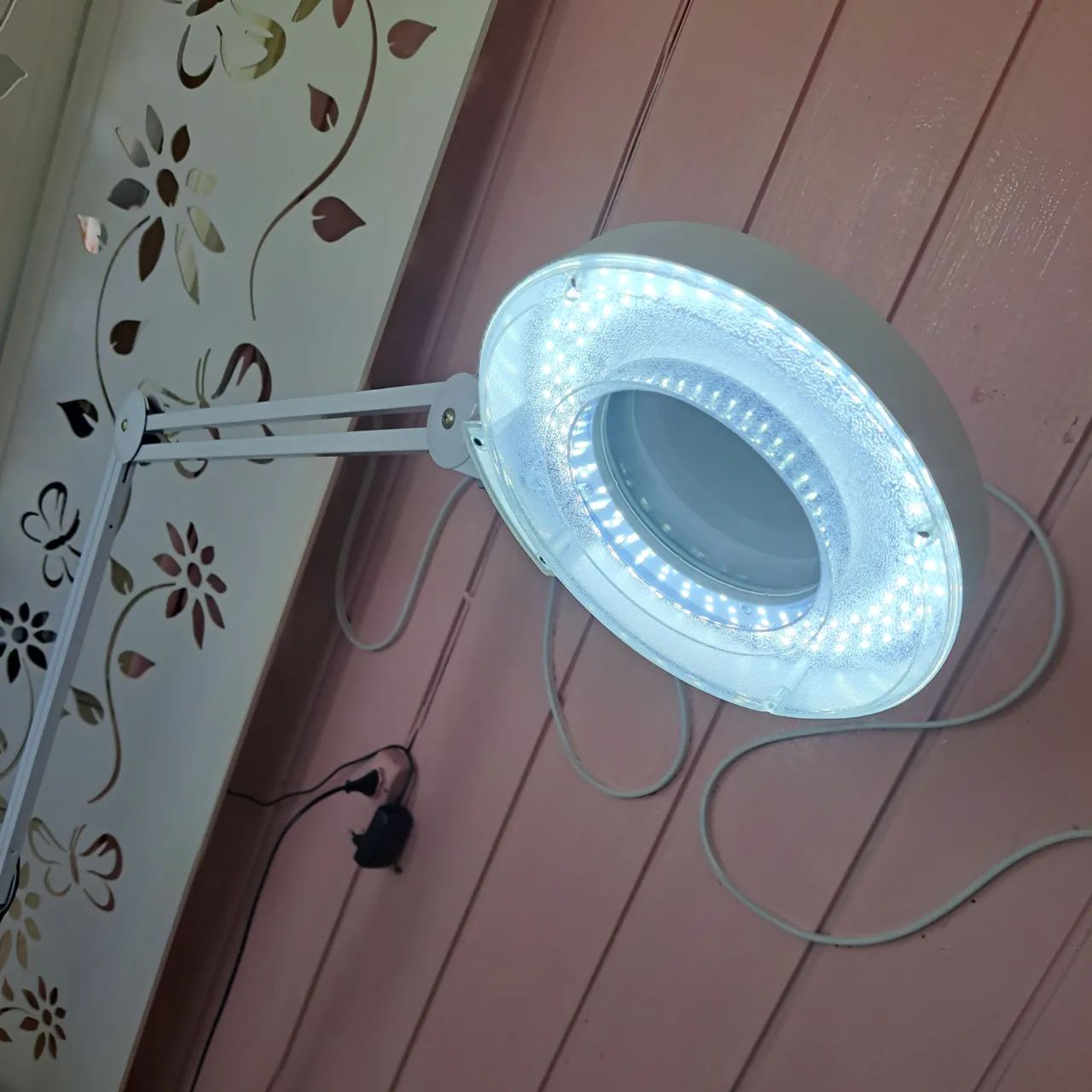 Vende-se Lupa 120 Leds com tripé. Semi Nova, está em ótimo estado de uso.  - Foto 2