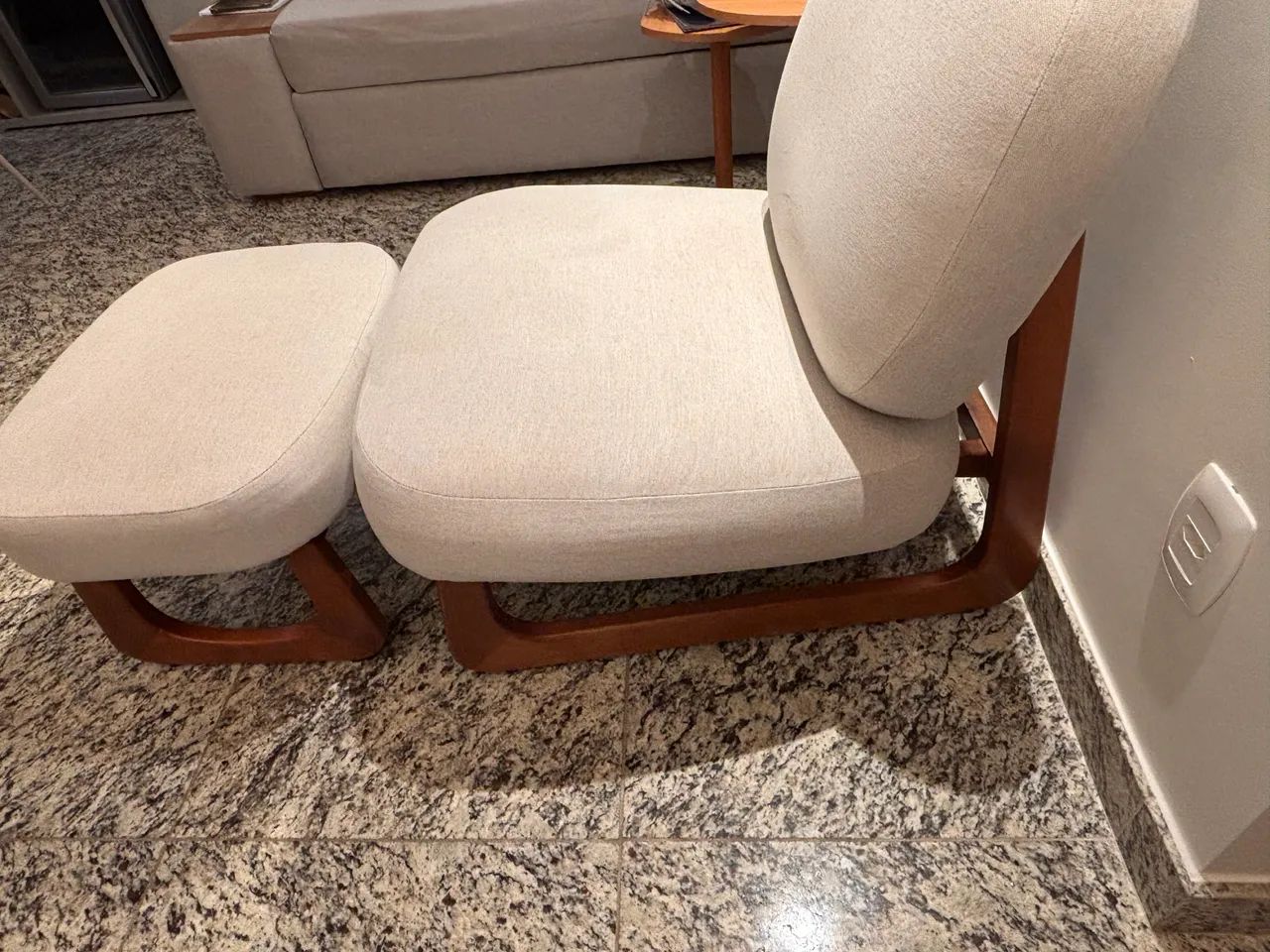 Poltrona de linho com pé em madeira maciça - Marca Me and Home  - Foto 4