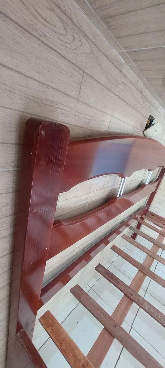 Cama em madeira maciça 