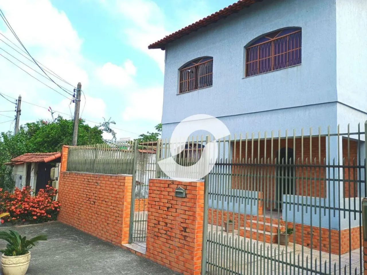 Ótima casa com lazer duas quadras do centro.