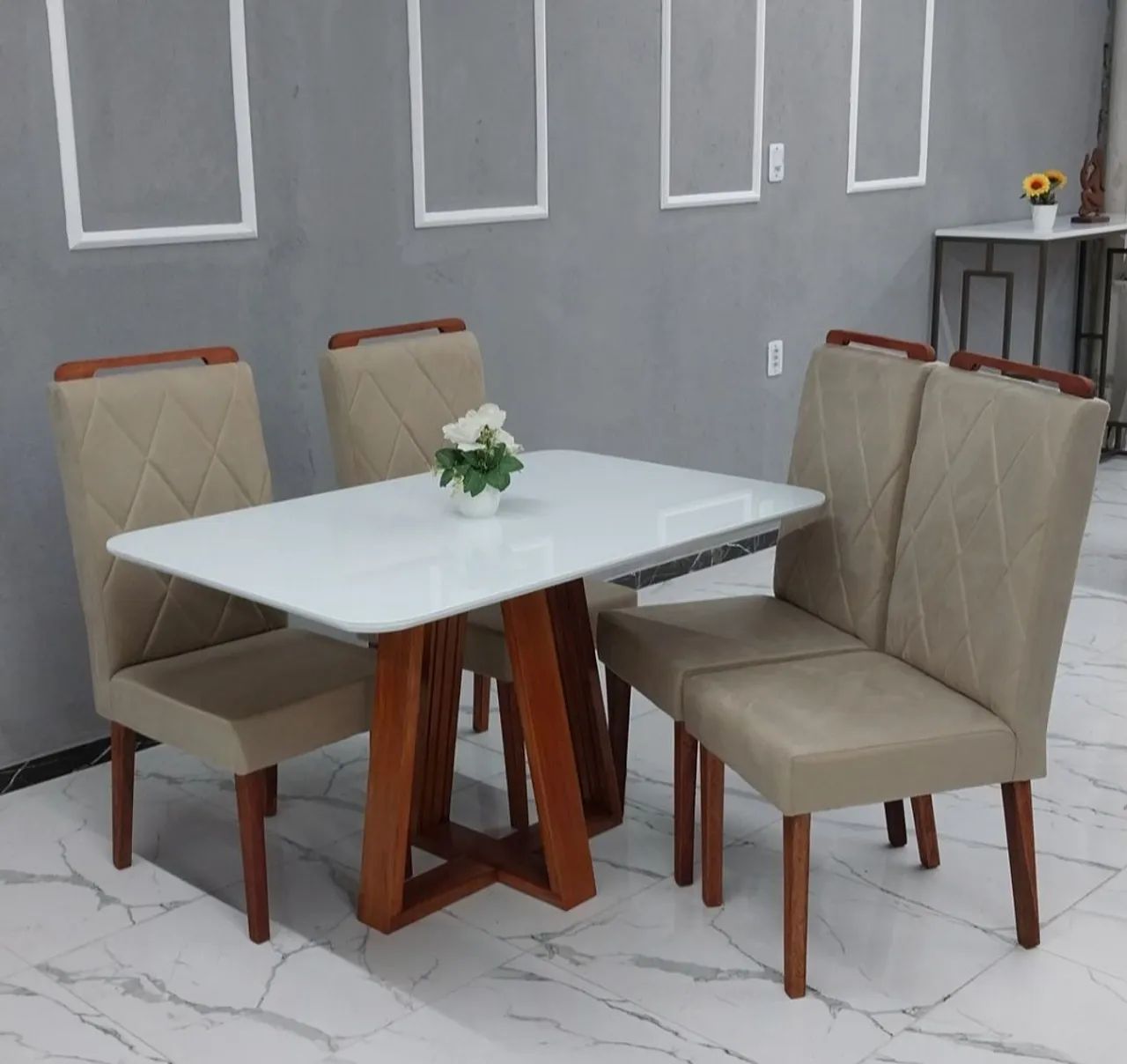 Conjunto Mesa de Madeira Maciça com Vidro + Cadeiras Estofadas Confortáveis