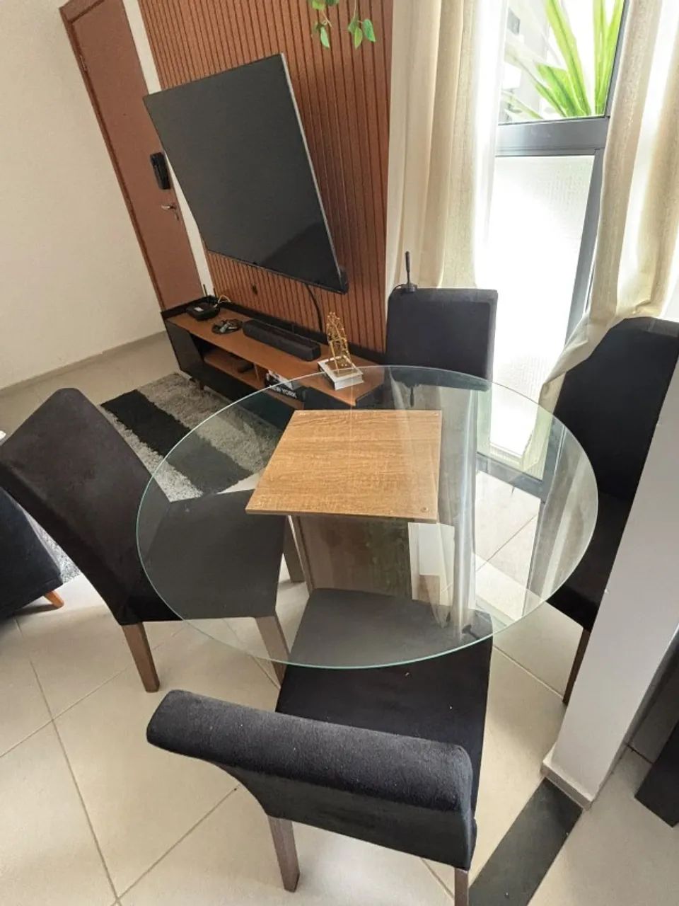 MESA DE JANTAR COM 4 CADEIRAS - SEMINOVA! - Foto 3