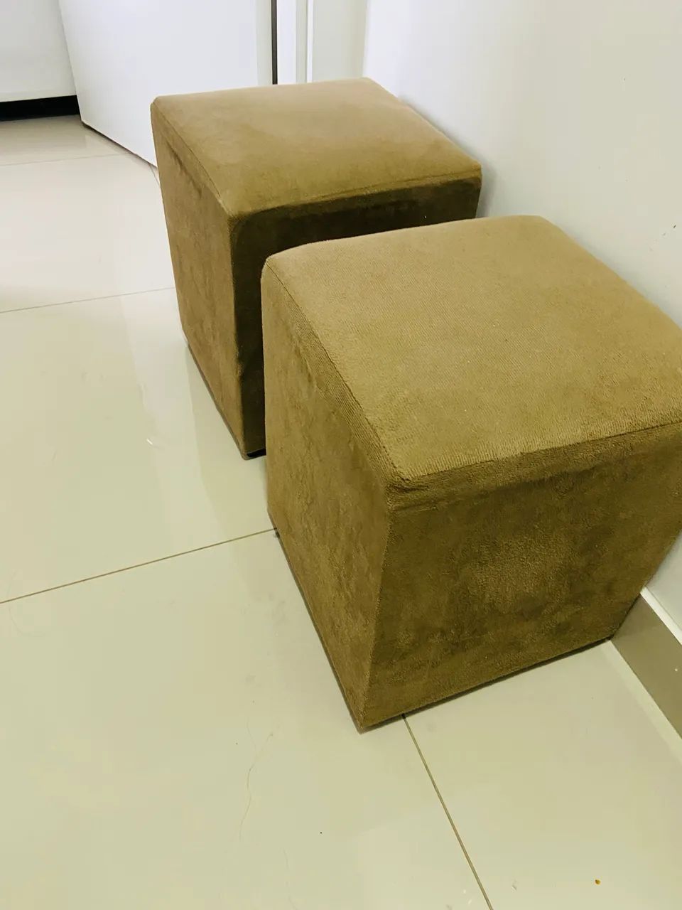 Par de puffs estofados bege/caramelo - ótimo para sala ou quarto - Foto 2