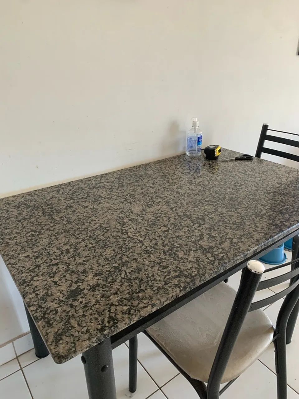 Mesa de granito com 4 cadeiras