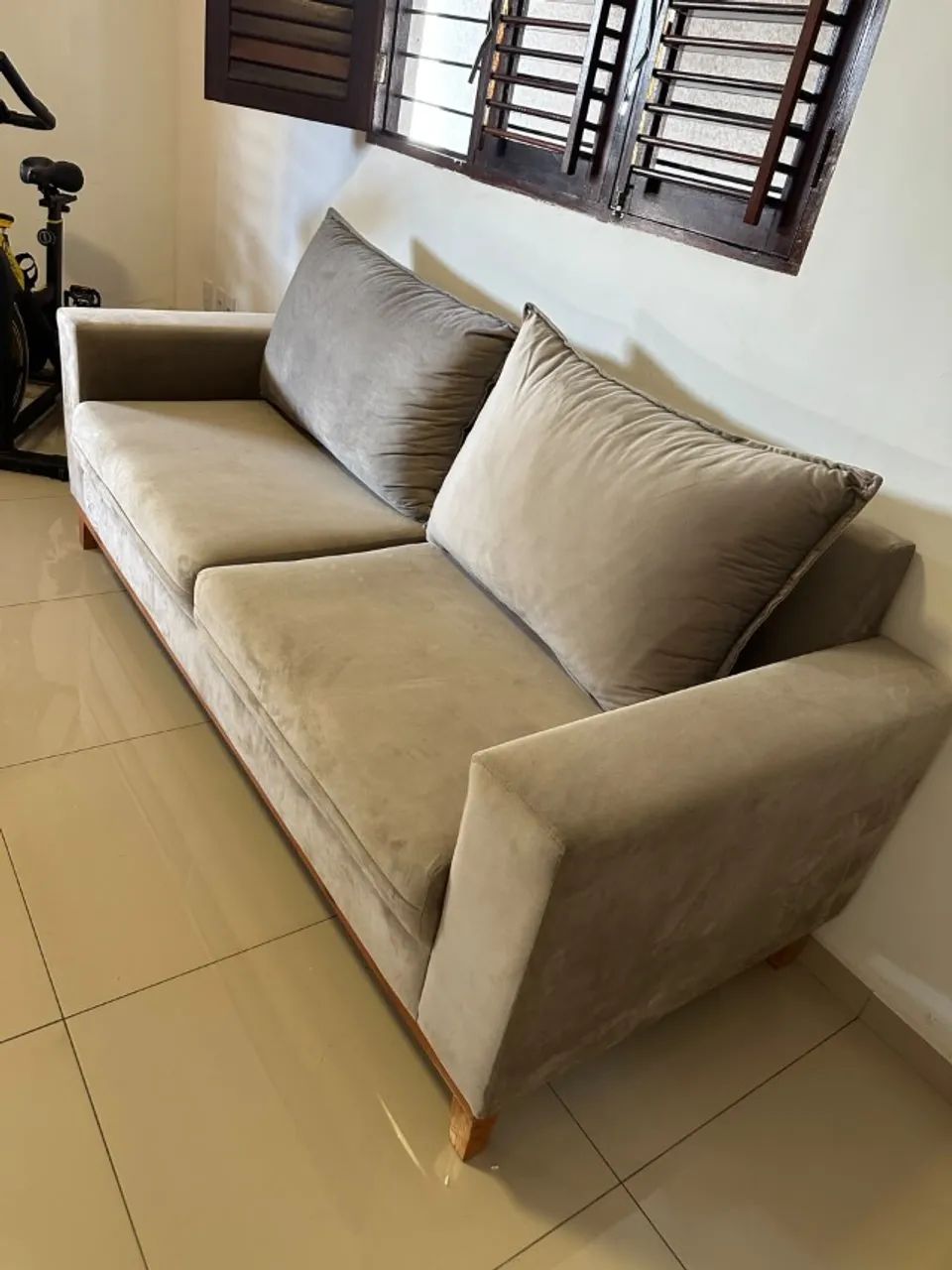 Sofá 2 metros em Veludo Maia Cinza - praticamente novo - Foto 3
