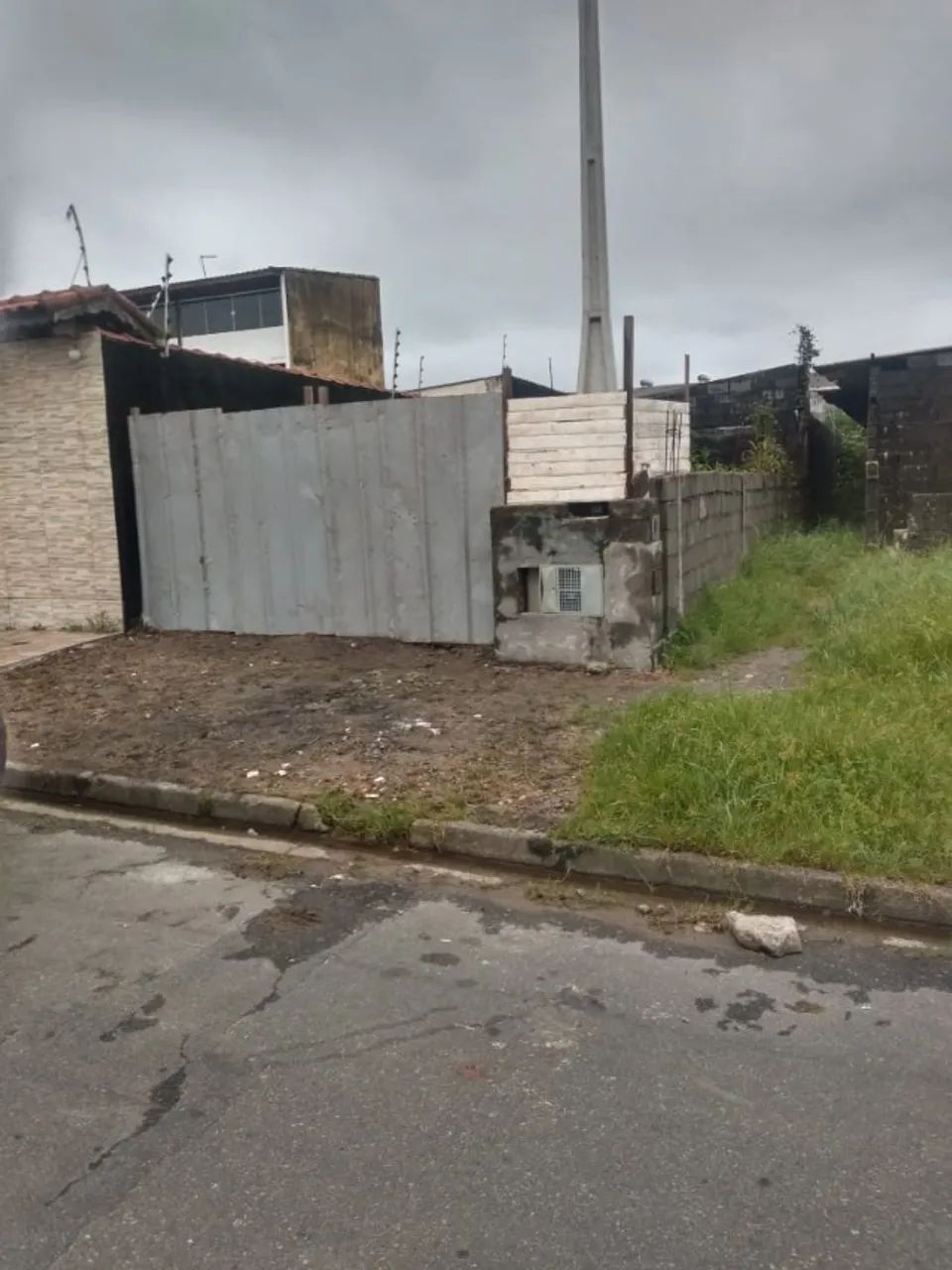 Vende-se Terreno com Casa em Construção - Mongaguá/SP