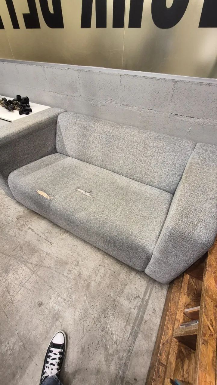 Vendo sofá de 2 lugares - cinza - Foto 3