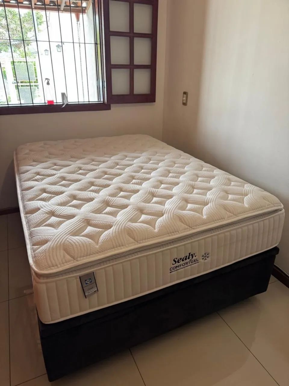 Colchão de casal Sealy e box, 1 ano de uso, novíssimo  - Foto 2