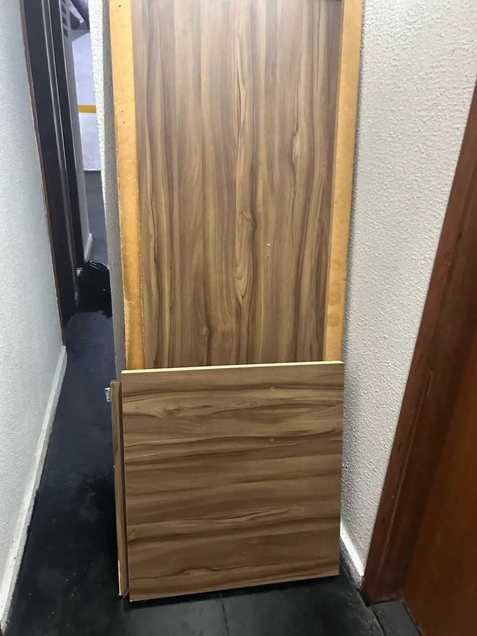 Pedaço de madeiras de uma mesa e gaveteiros