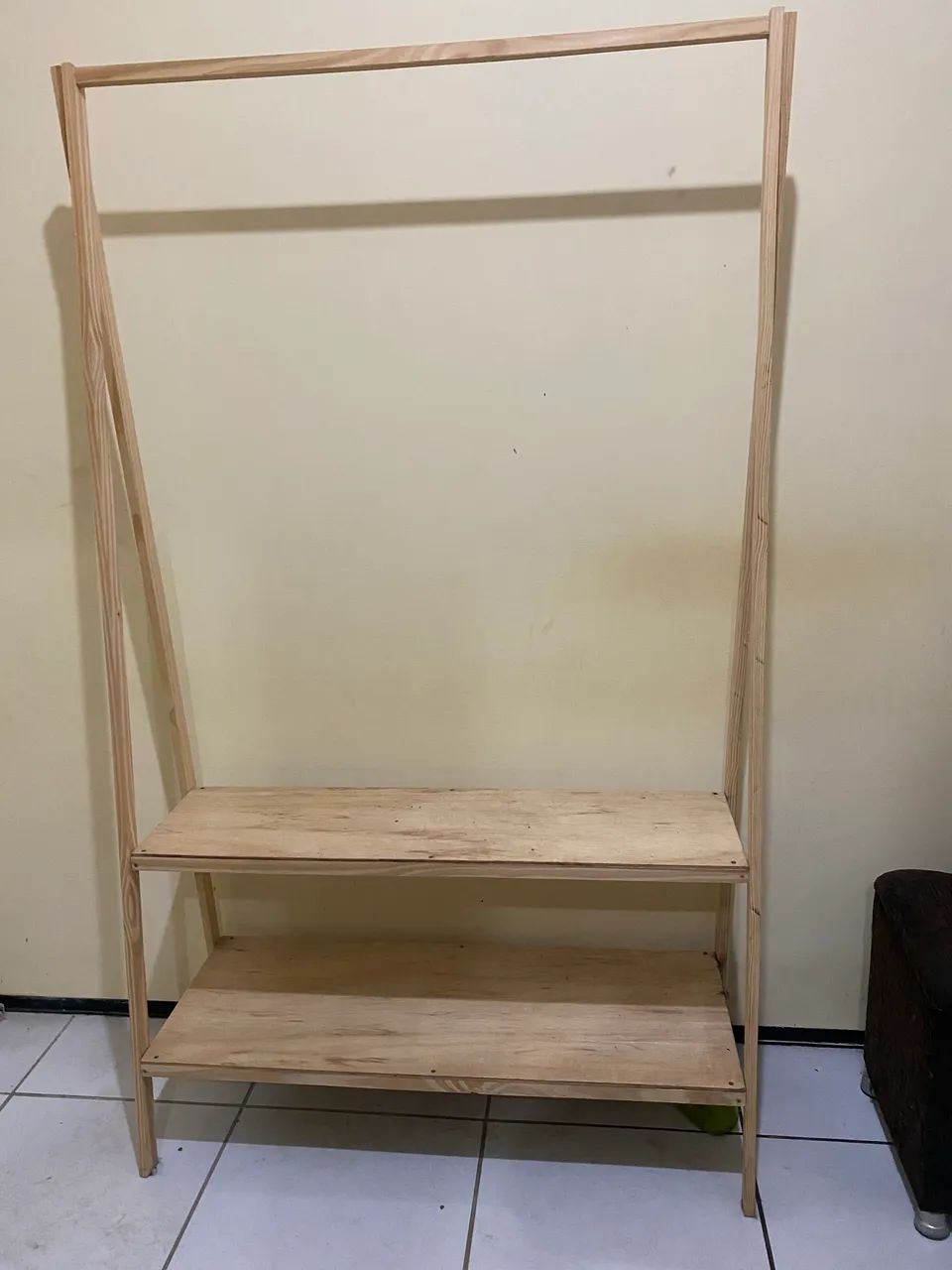 Arara para roupas de madeira  - Foto 2