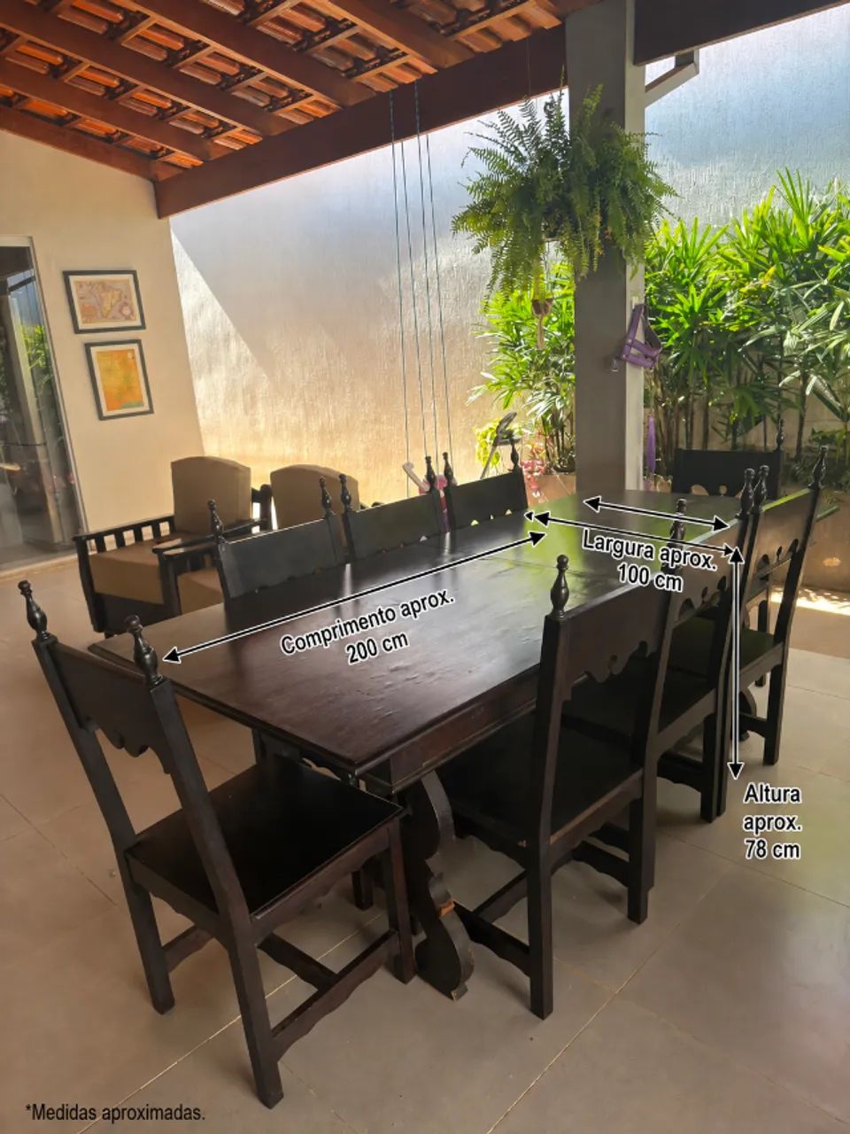 Mesa de madeira maciça com oito cadeiras