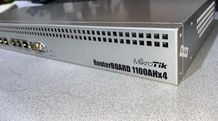 RB1100AHx4 Dude Edition - Mikrotik