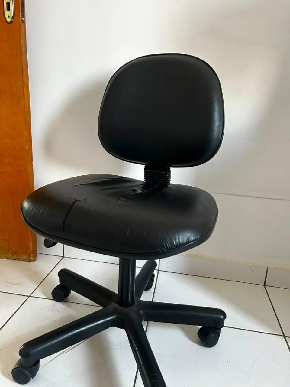 Cadeira escritório rasgado no couro e usada - Foto 3