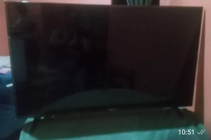 Tv de 43 polegadas com defeito só tá aparecendo imagem de um lado 