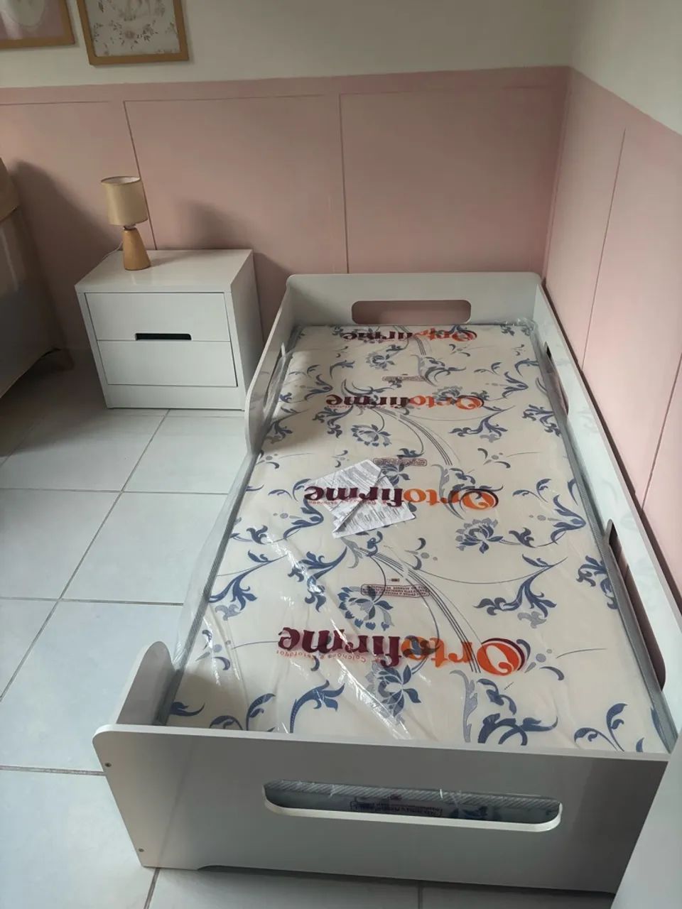 Cama + Colchão + Mesa de cabeceira