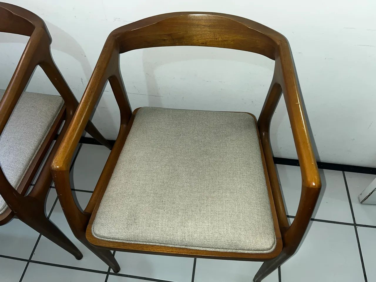 Conjunto de cadeiras de madeira maciça com acolchoado de linho - Foto 2