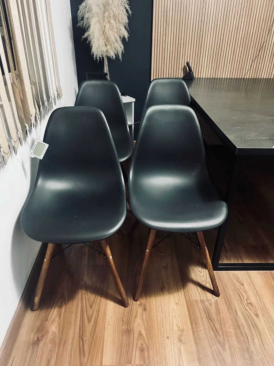 Cadeira Charles Eames Eiffel Pés Palito