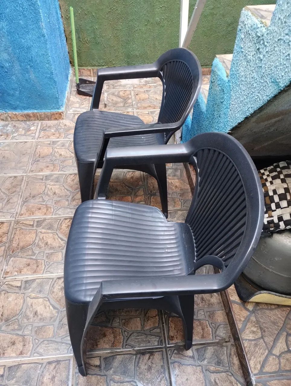Cadeira de plástico as duas - Foto 2