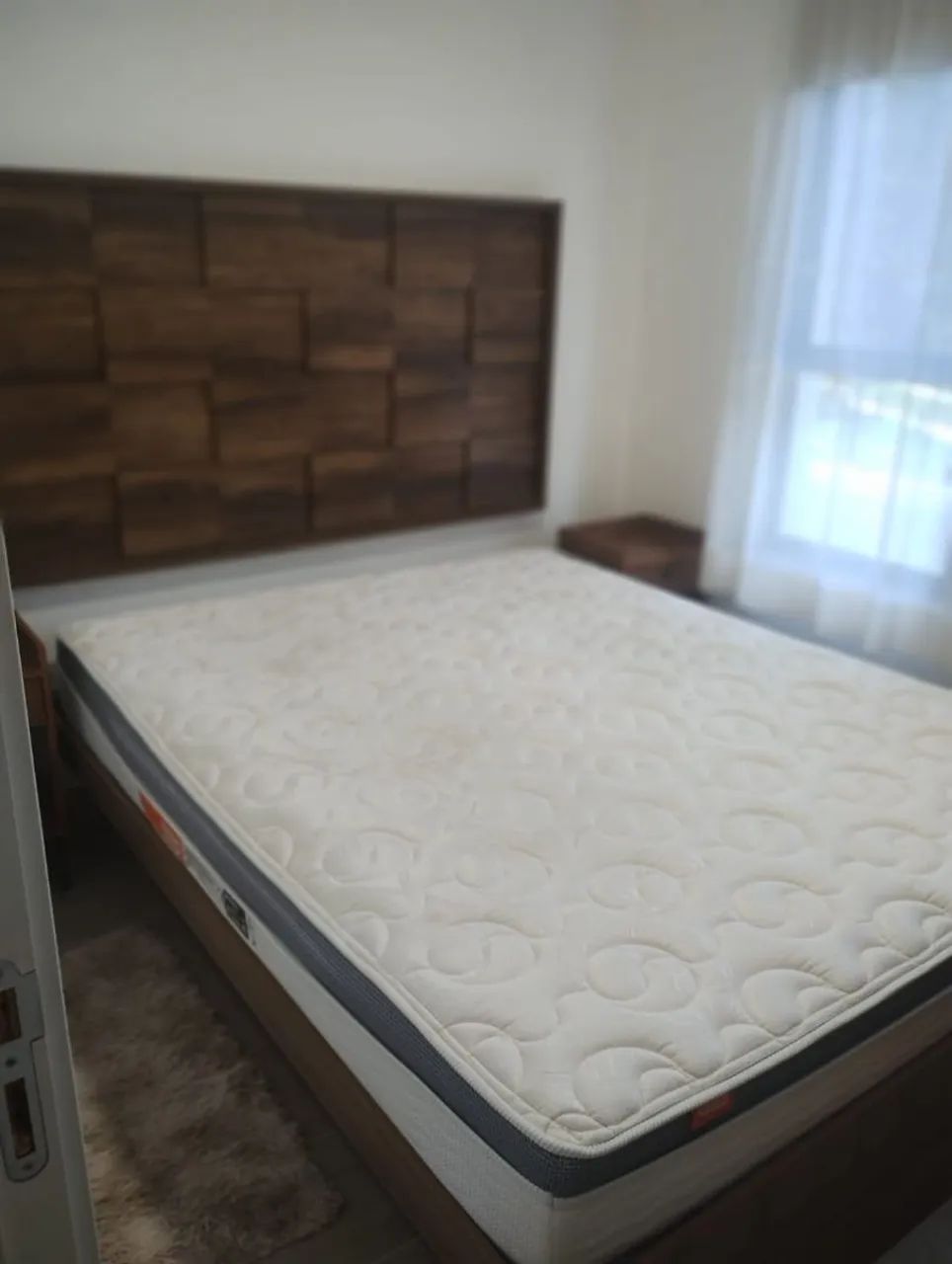 Cama Queen com baú 