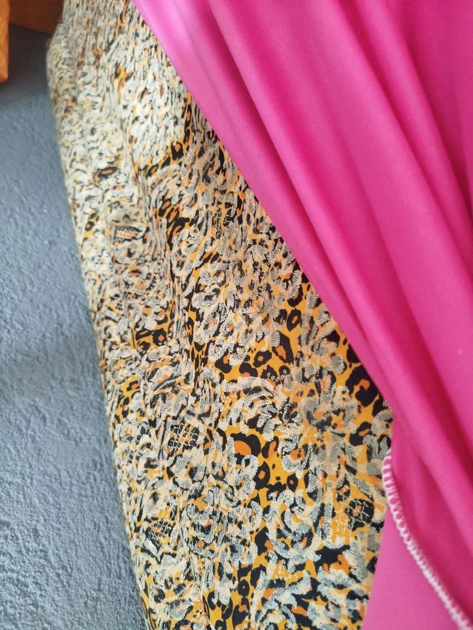 Sofá velho + capa rosa inclusa  - Foto 4