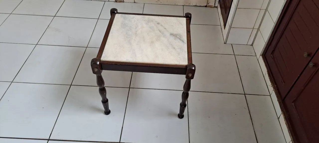 Mesa com pedra de marmorie