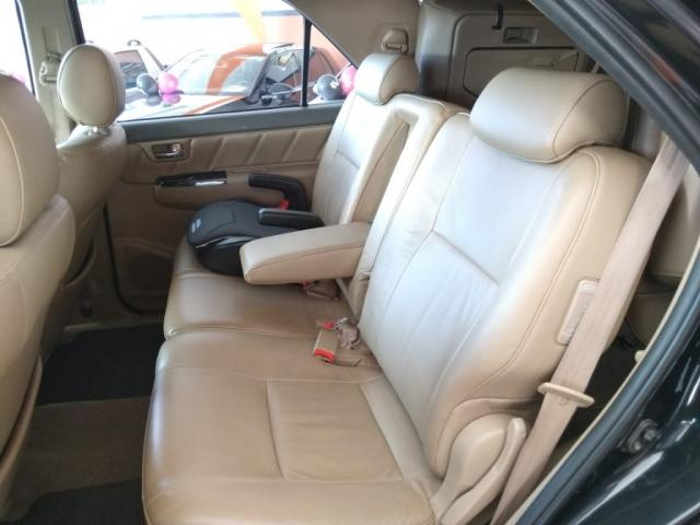 TOYOTA HILUX SW4 SRV D4-D 4X4 3.0 TDI DIES. AUT - Foto 17