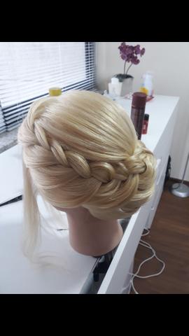 Cabeça de boneca semi nova para treino de penteado