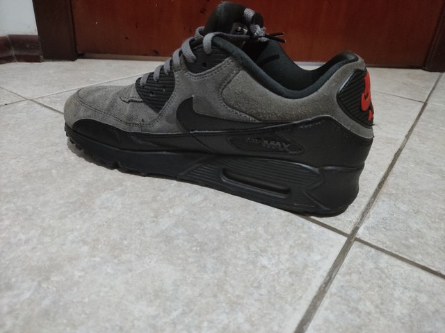 black nike air trainers