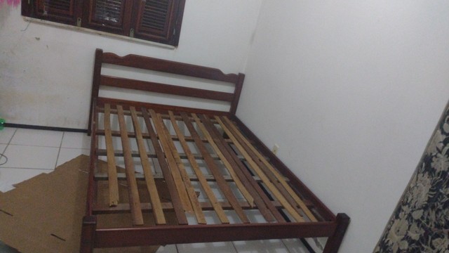 Vendo cama casal de madeira boa completa  - Foto 5