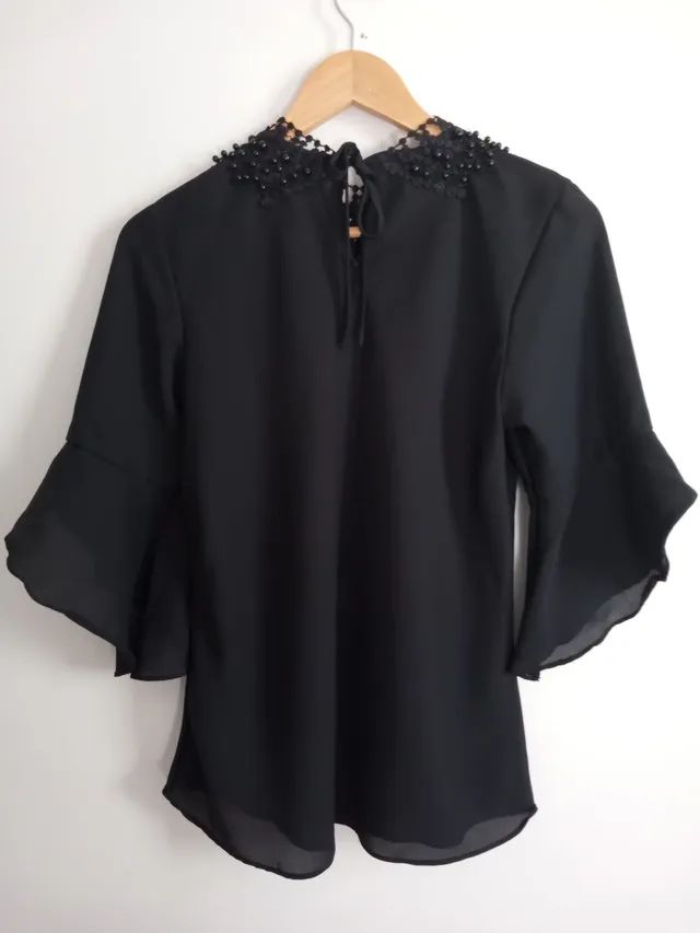Blusa Preta com aplicações na gola, tamanho M (NOVA) - Foto 2
