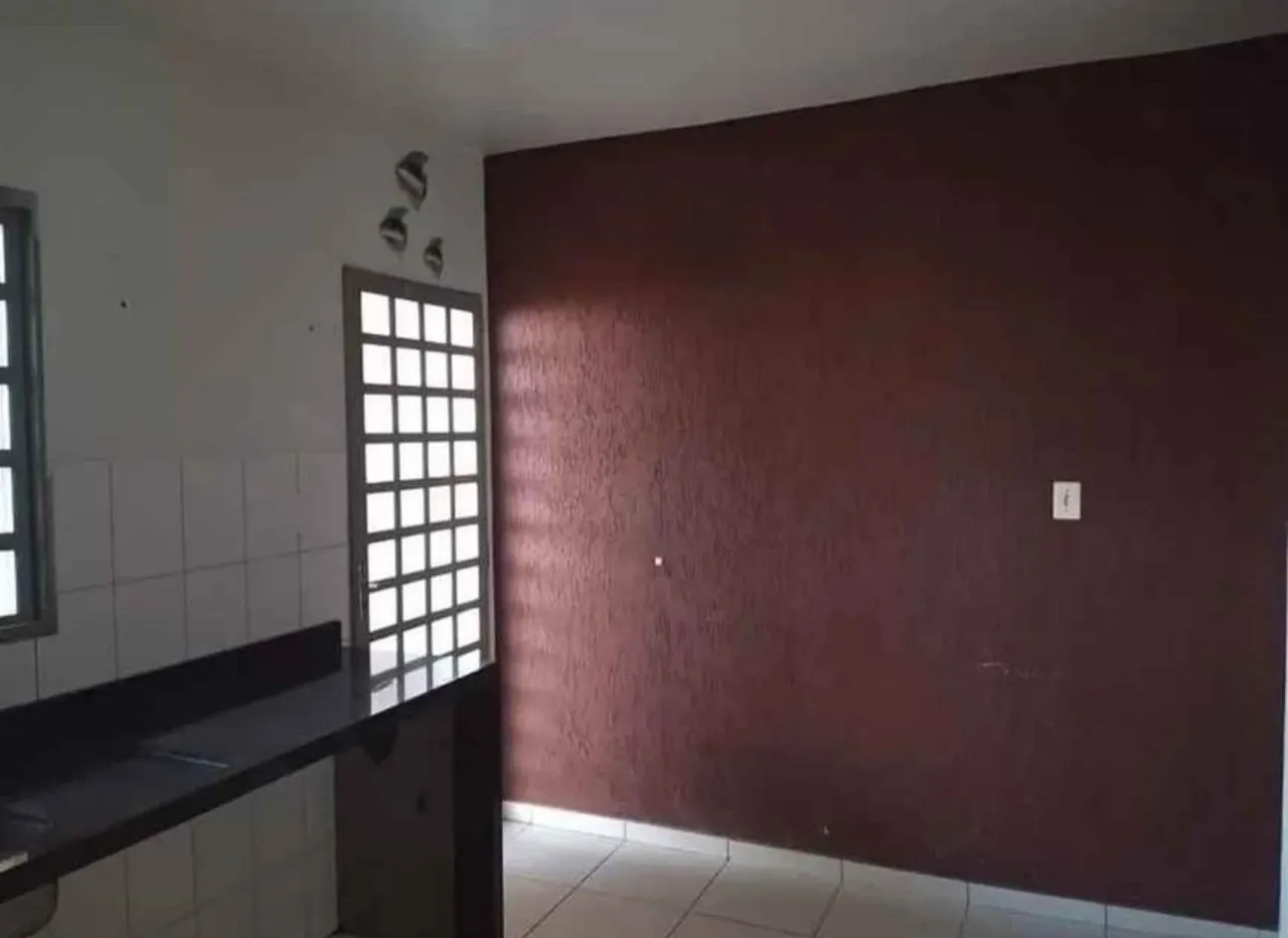 Casa simples na Estrutural (entrada de R$6.000) (Setor Leste) Isento de pagar Luz